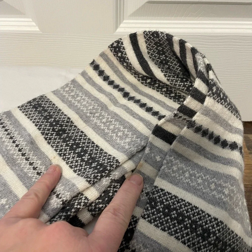 American Eagle Outfitters Striped Fair Isle Scarf Knit‎ Winter Gray White Soft